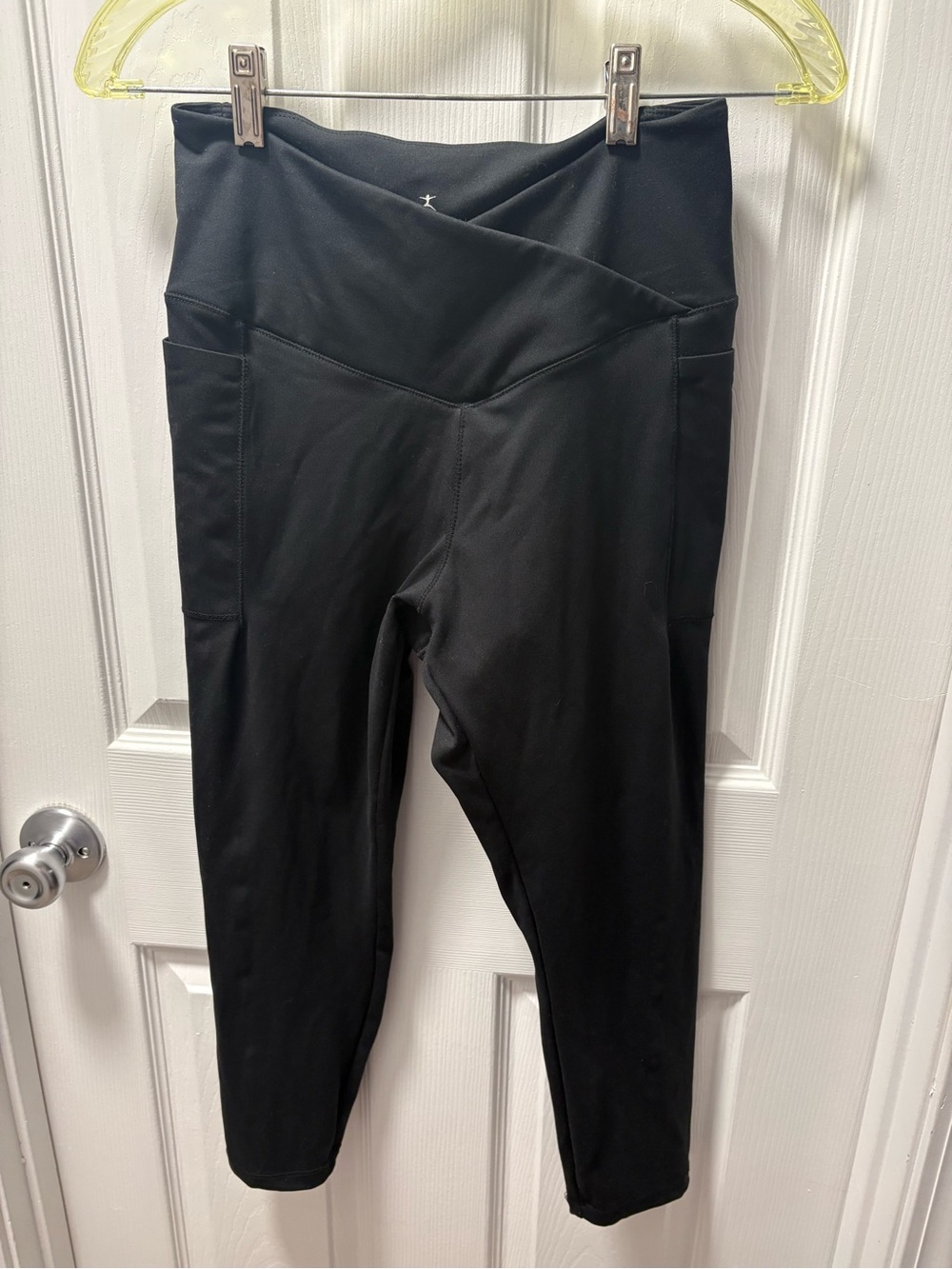 Danskin Black High-Waist Cropped Leggings with Side Pockets